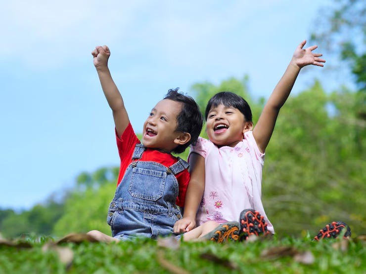 perkembangan anak usia 4 tahun, milestone anak usia 5 tahun, anak mandiri prasekolah, keterampilan sosial anak, anak belajar mandiri, parenting ibu muda, tahapan tumbuh kembang anak
